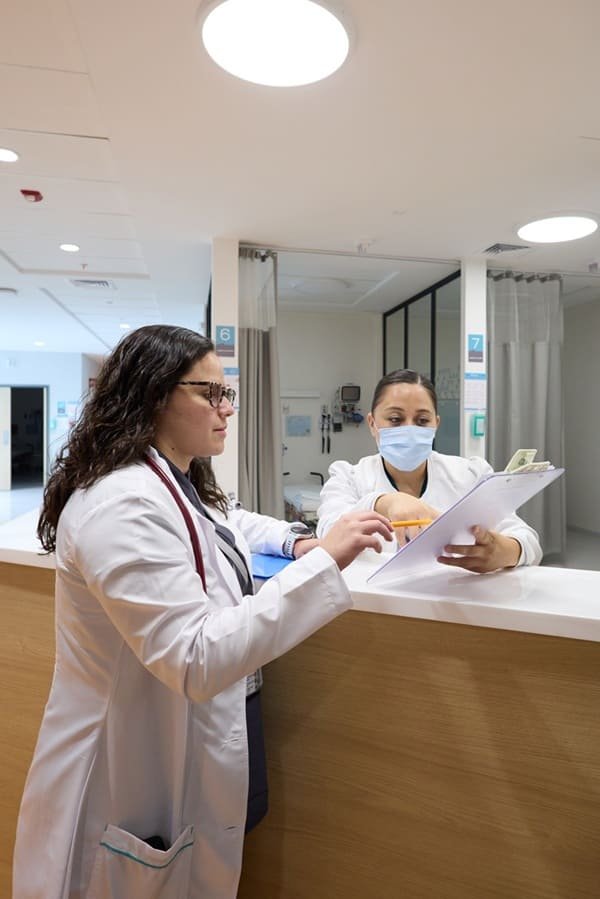 Hospital Punta Médica: hospital de urgencias por Dolor abdominal moderado / crisis de dolor